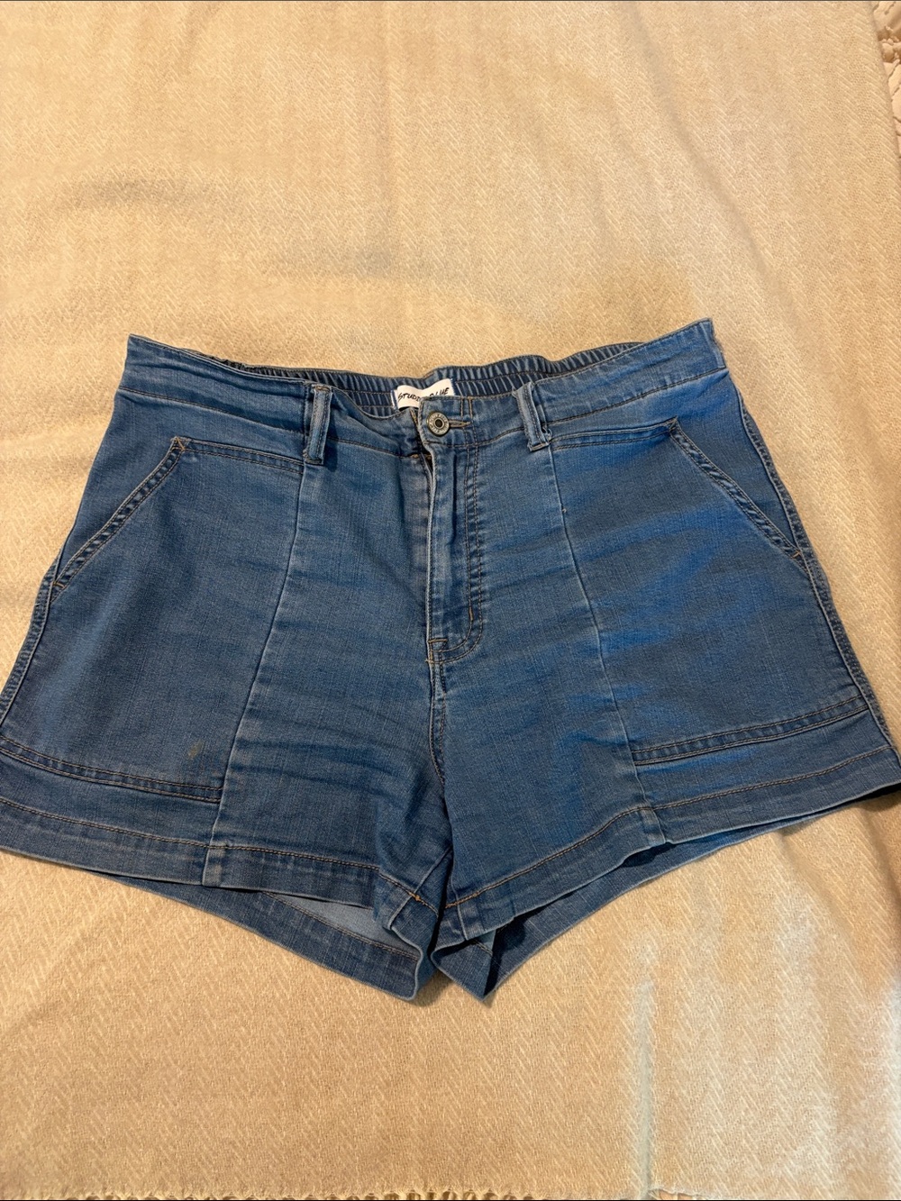 Mid-Rise Blue Denim Women's Shorts with Front Patch Pockets